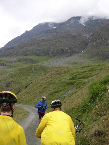 une arrivee d eau sous la montagne pour la centrale de Fionnay